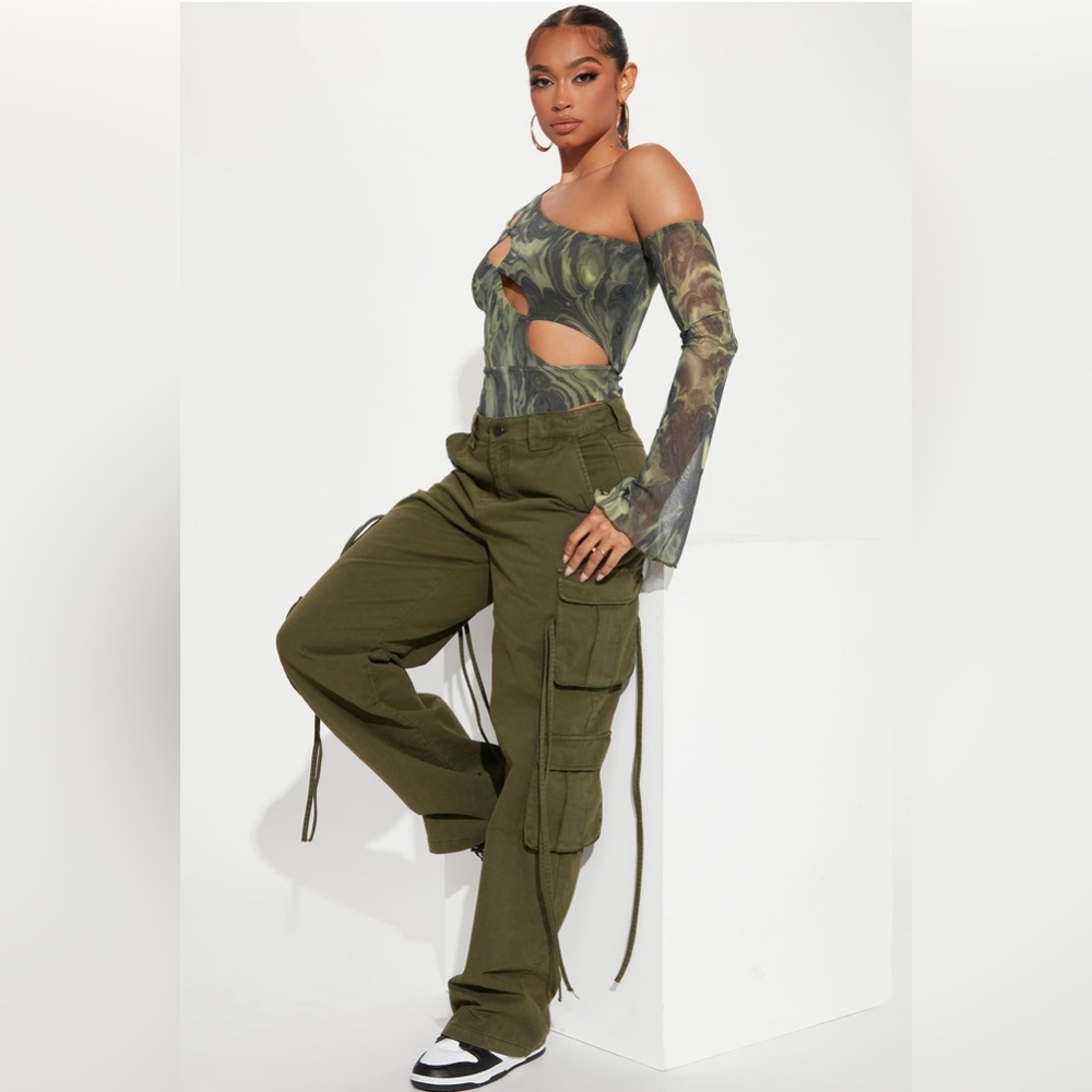 SOLD.Fashion Nova hunter green cargos.